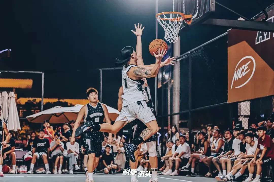 热爱篮球的年轻人组建街头篮球队，挑战传统规则的简单介绍