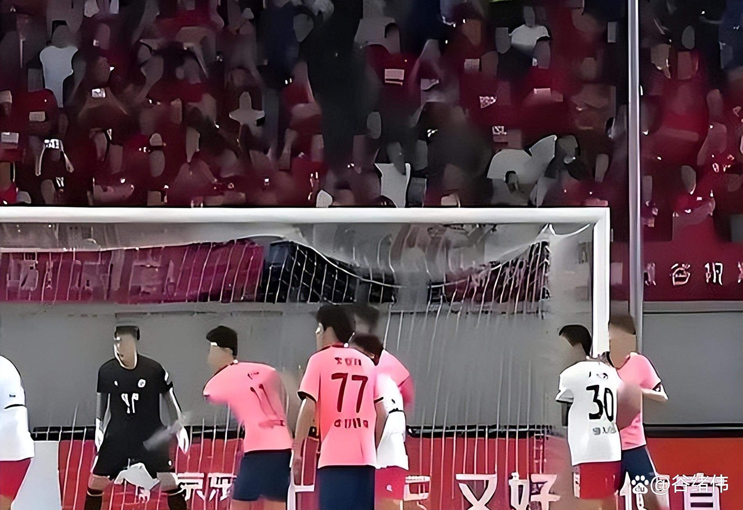 篮球选手精彩表现赢得球迷掌声，职业生涯更加辉煌的简单介绍