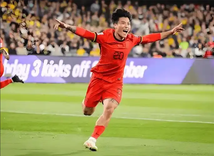 国内足球联赛显现潜力球员，球迷关注持续