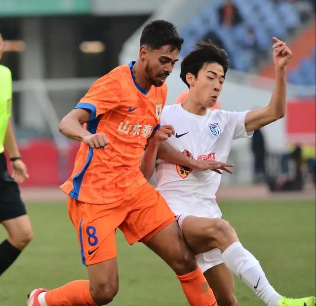 国内足球联赛显现潜力球员，球迷关注持续